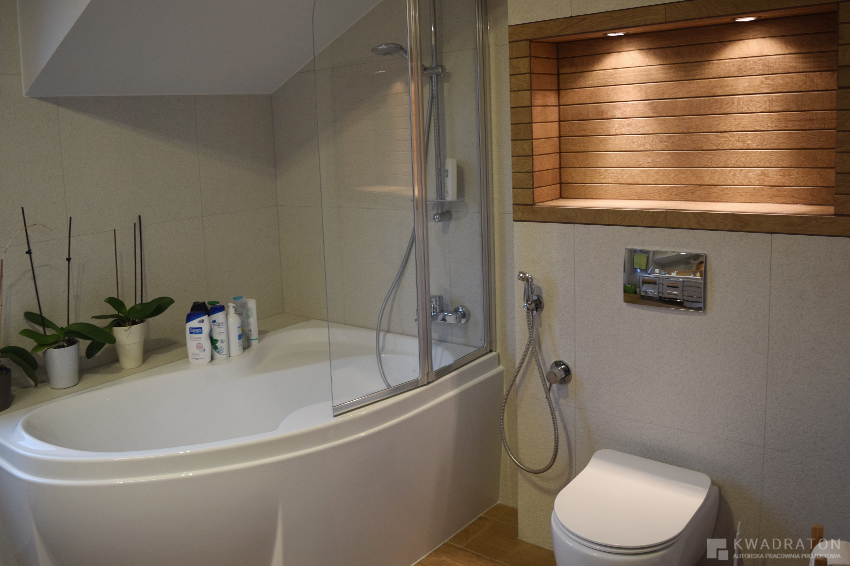 kwadraton-lazienka-ze-skosem