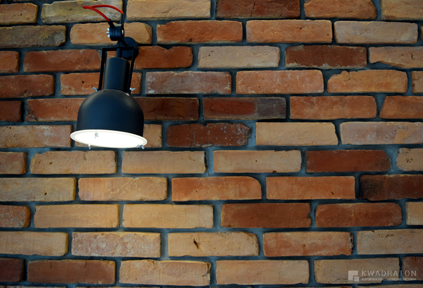 kwadraton-wnetrze-styl-loftowy-cegla-rozbiorkowa-detal